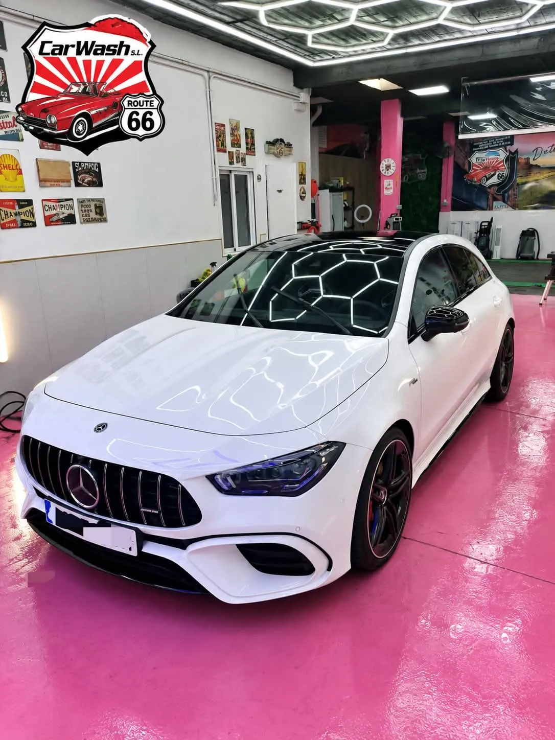 Mercedes-AMG blanco recién lavado y abrillantado en nuestro taller