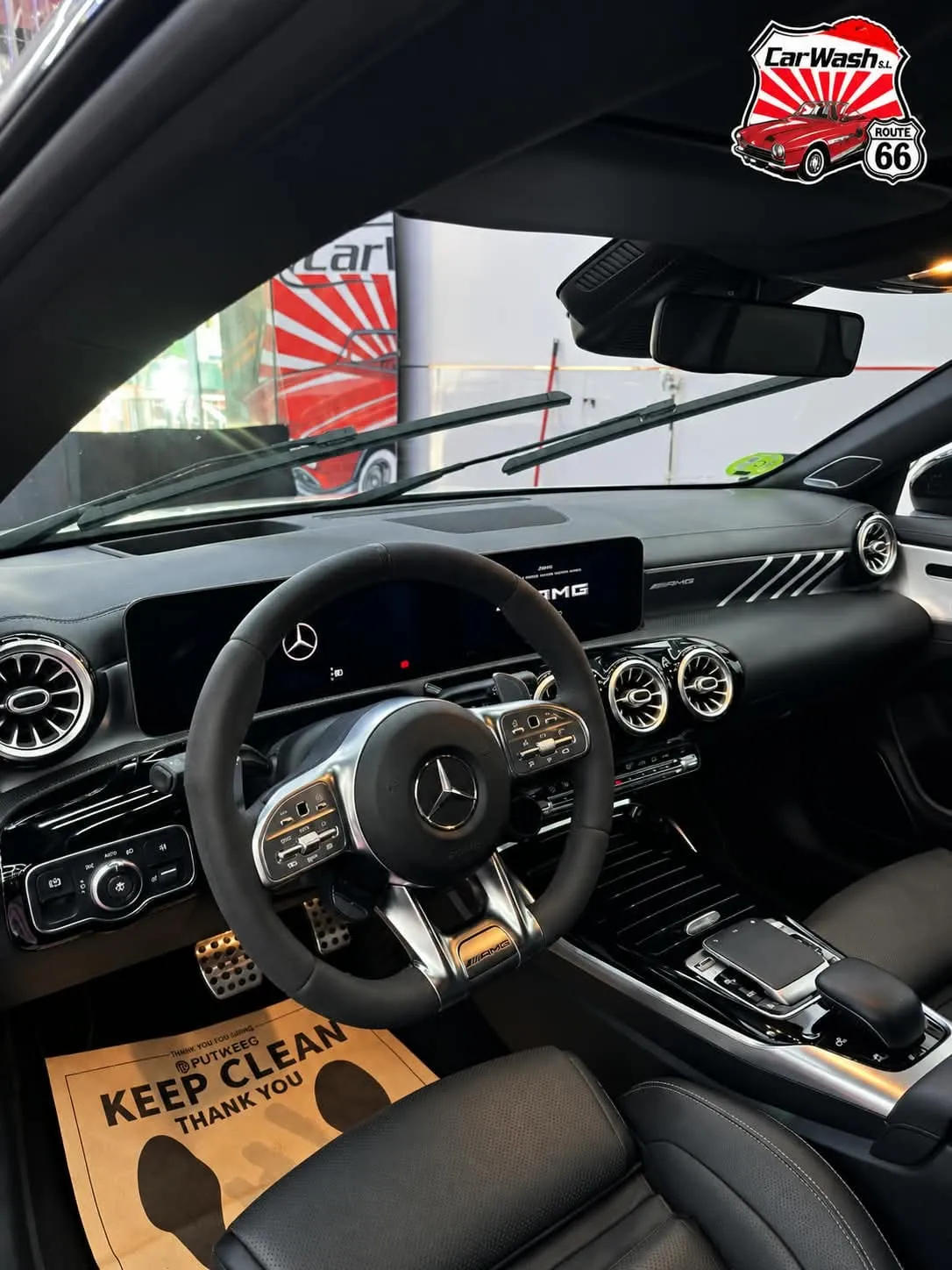 Interior de un Mercedes-AMG tras la limpieza: volante, salpicadero y asientos impecables