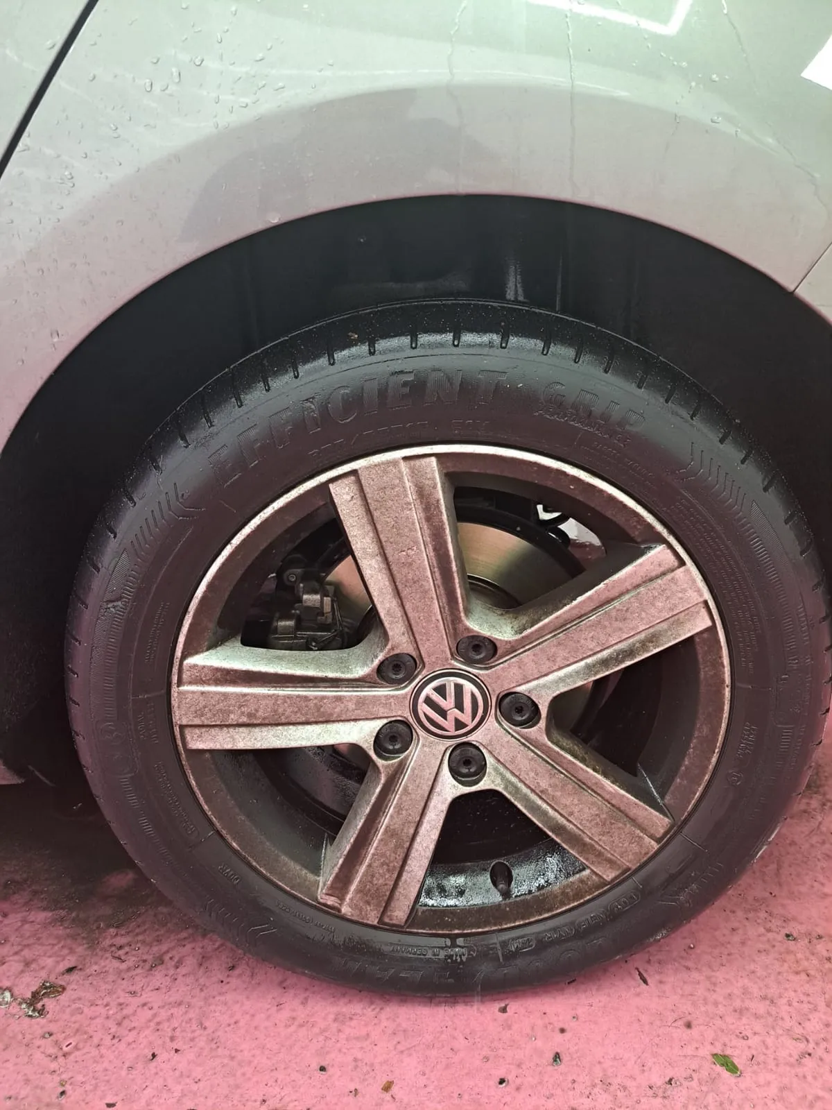 Llanta de Volkswagen sucia de polvo de freno antes de la limpieza