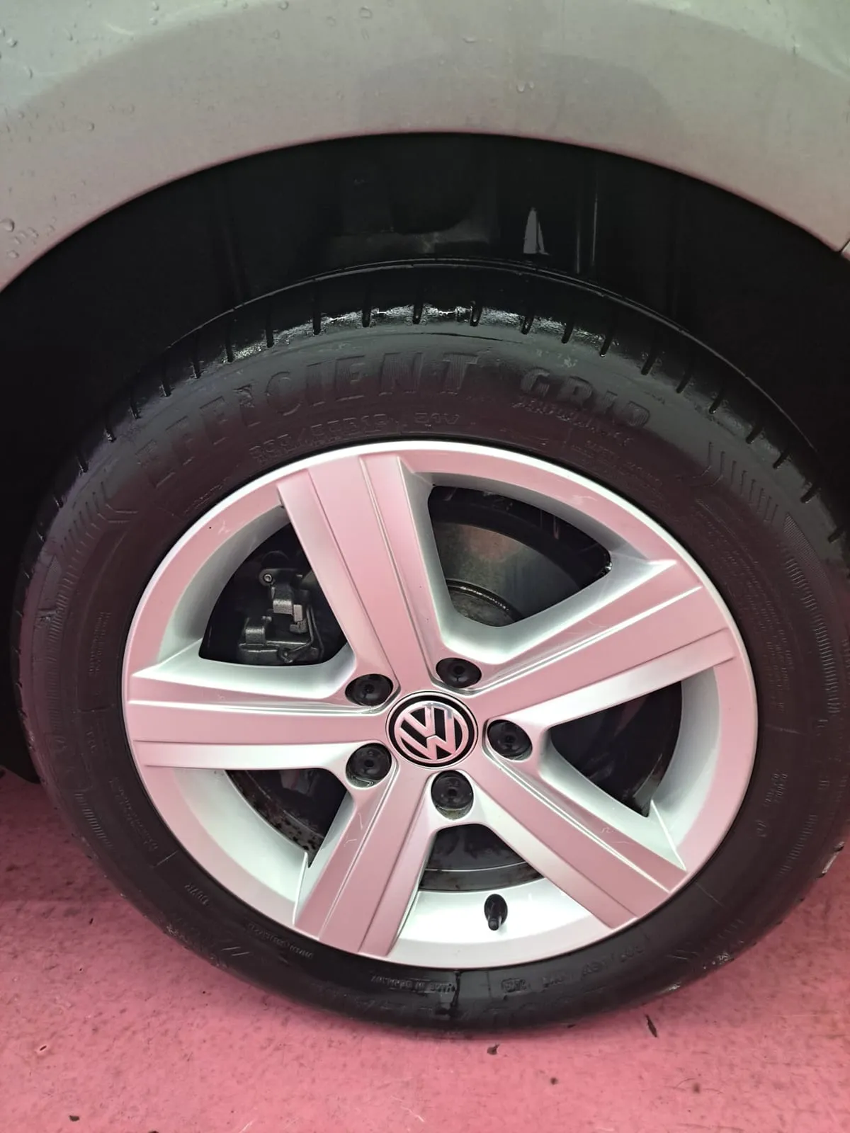 La misma llanta de Volkswagen reluciente después de la limpieza