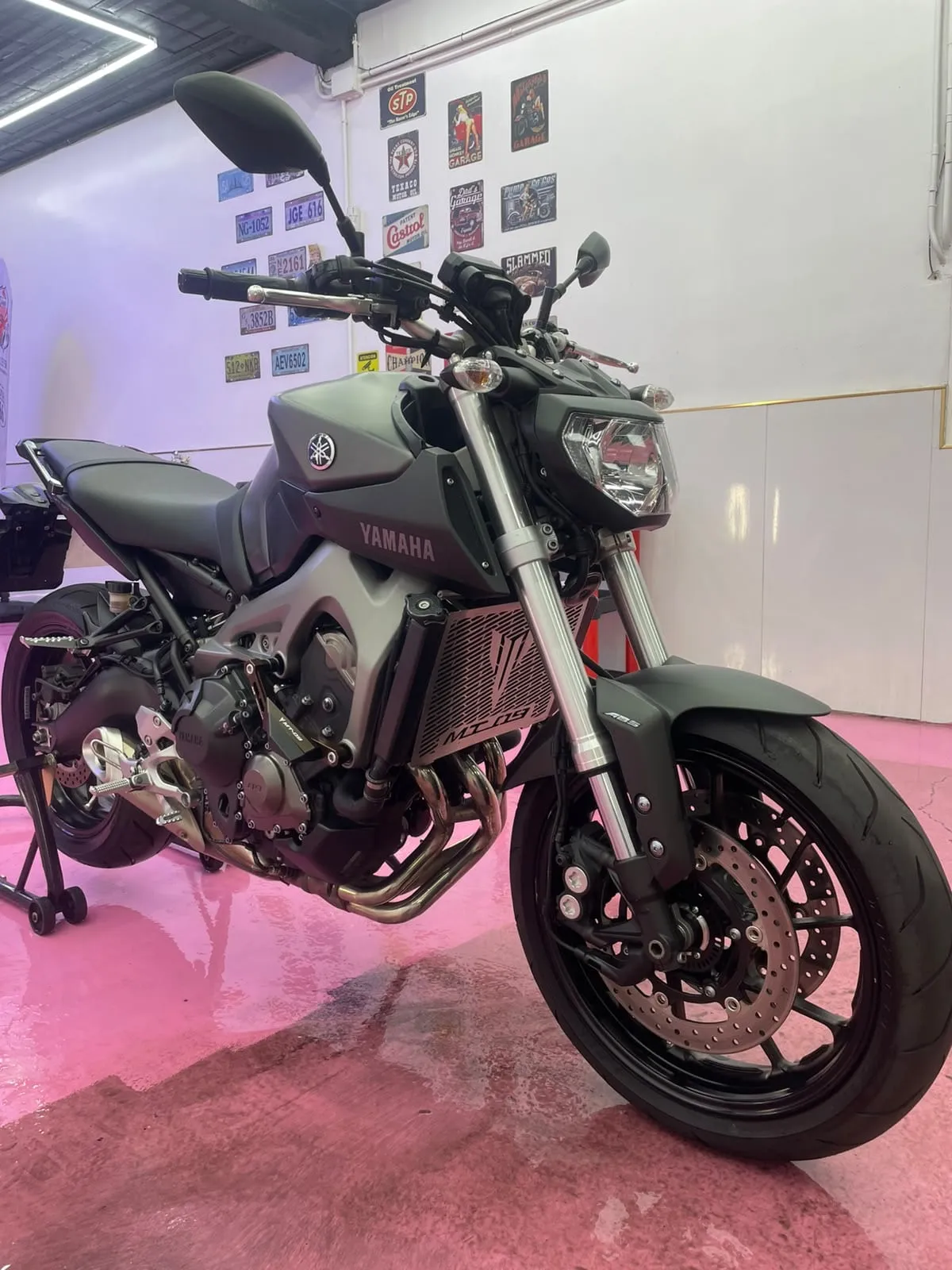 Yamaha MT-09 recién lavada en nuestras instalaciones