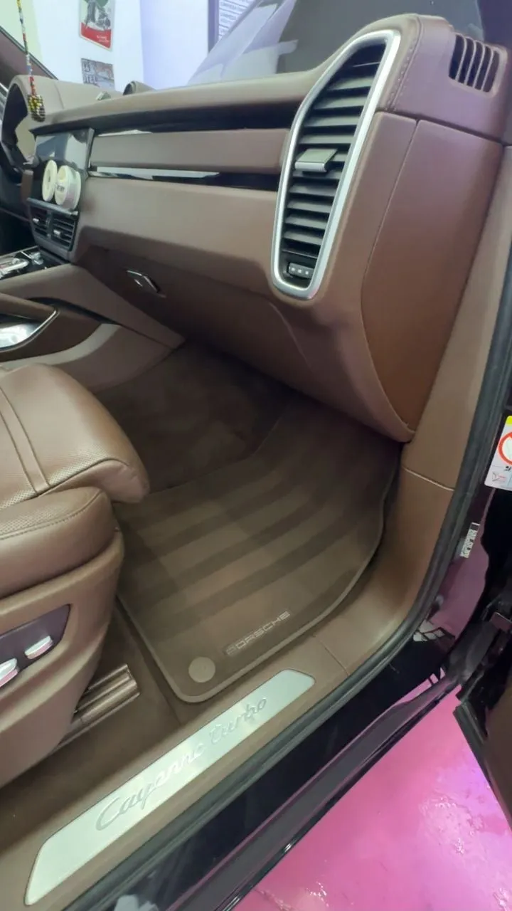 Alfombrilla y salpicadero de piel de un Porsche Cayenne tras la limpieza de tapicería